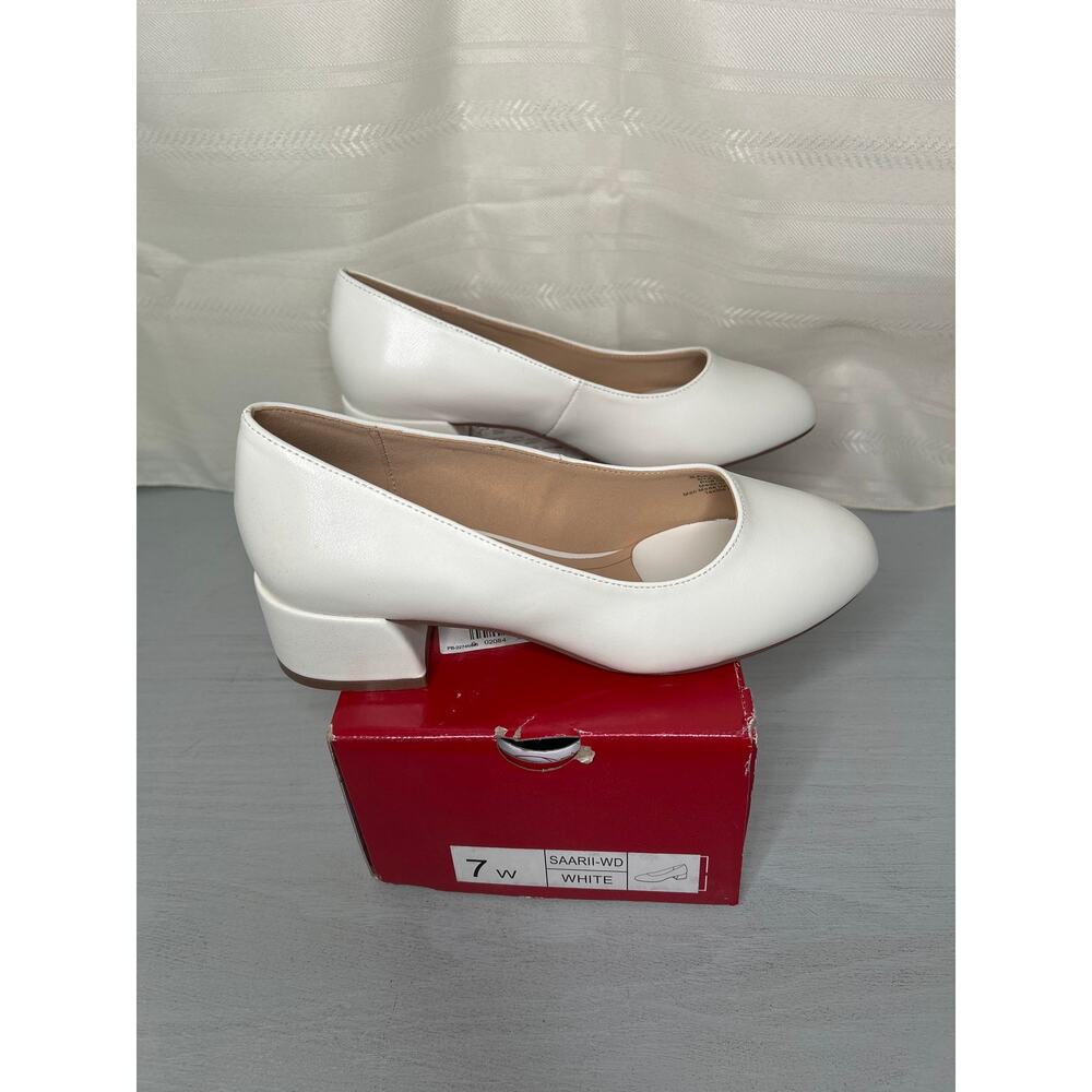 Journee Collection Saarii Round Toe Block Heel Pumps White Size 7 Wide - Picture 5 of 14